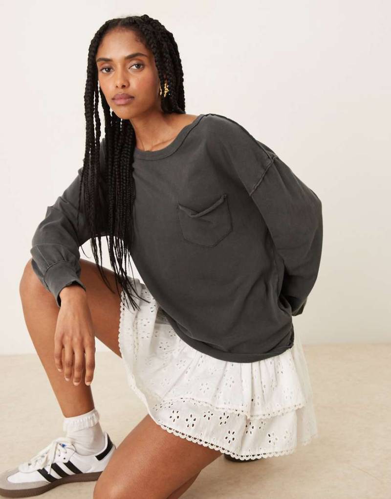 Free People - Fade Into You - Langärmliges T-Shirt in Anthrazit mit Brusttasche-Grau von Free People