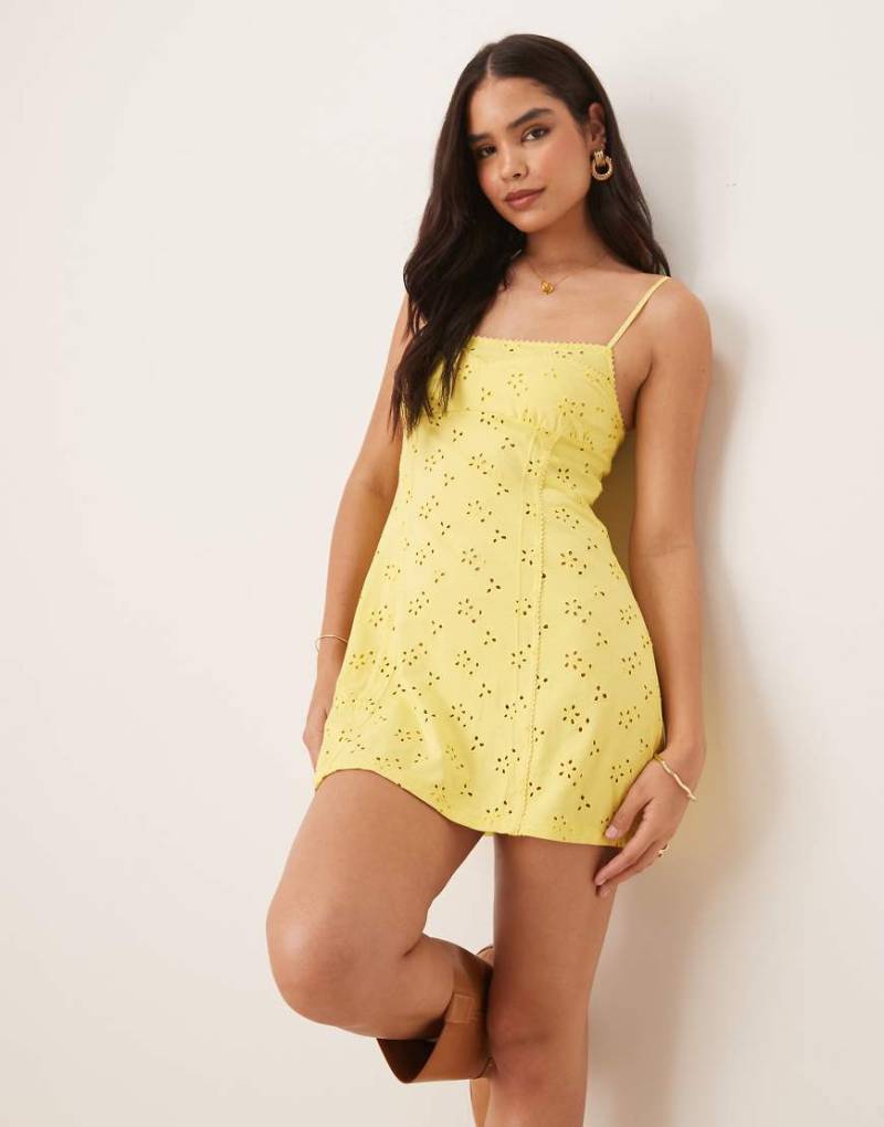 Free People - Full Bloom - Kurzes Trägerkleid in Bananencreme-Gelb mit Lochmuster von Free People