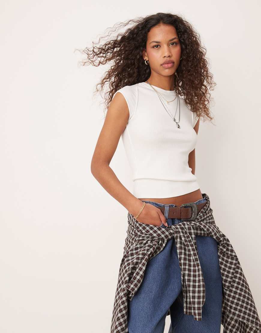 Free People - Geripptes Raglan-T-Shirt in Elfenbeinweiß mit knappem Schnitt Free People - Geripptes Raglan-T-Shirt in Elfenbeinweiß mit knappem Schnitt von Free People