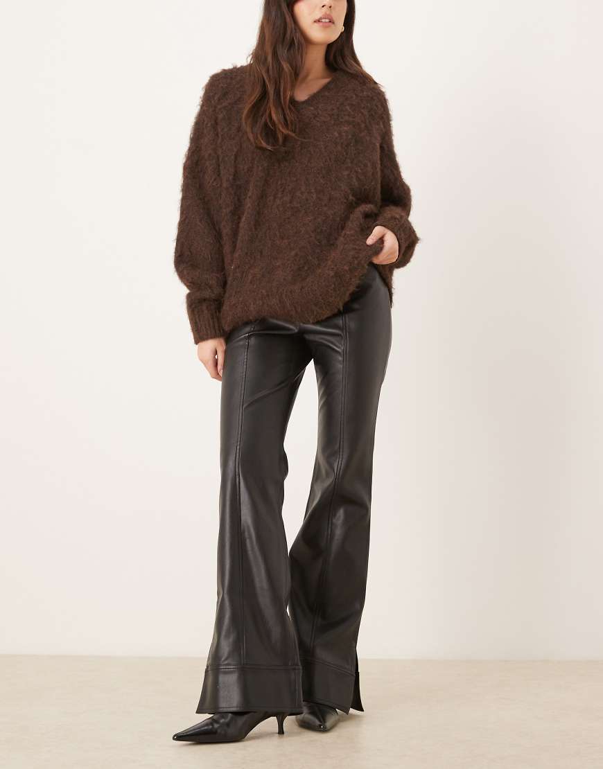 Free People - Glow Up - Ausgestellte Hose aus Kunstleder in Schwarz-Rosa von Free People