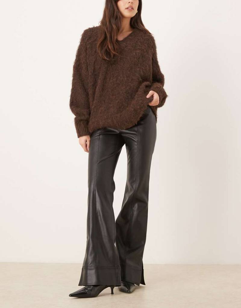 Free People - Glow Up - Ausgestellte Hose aus Kunstleder in Schwarz-Rosa von Free People