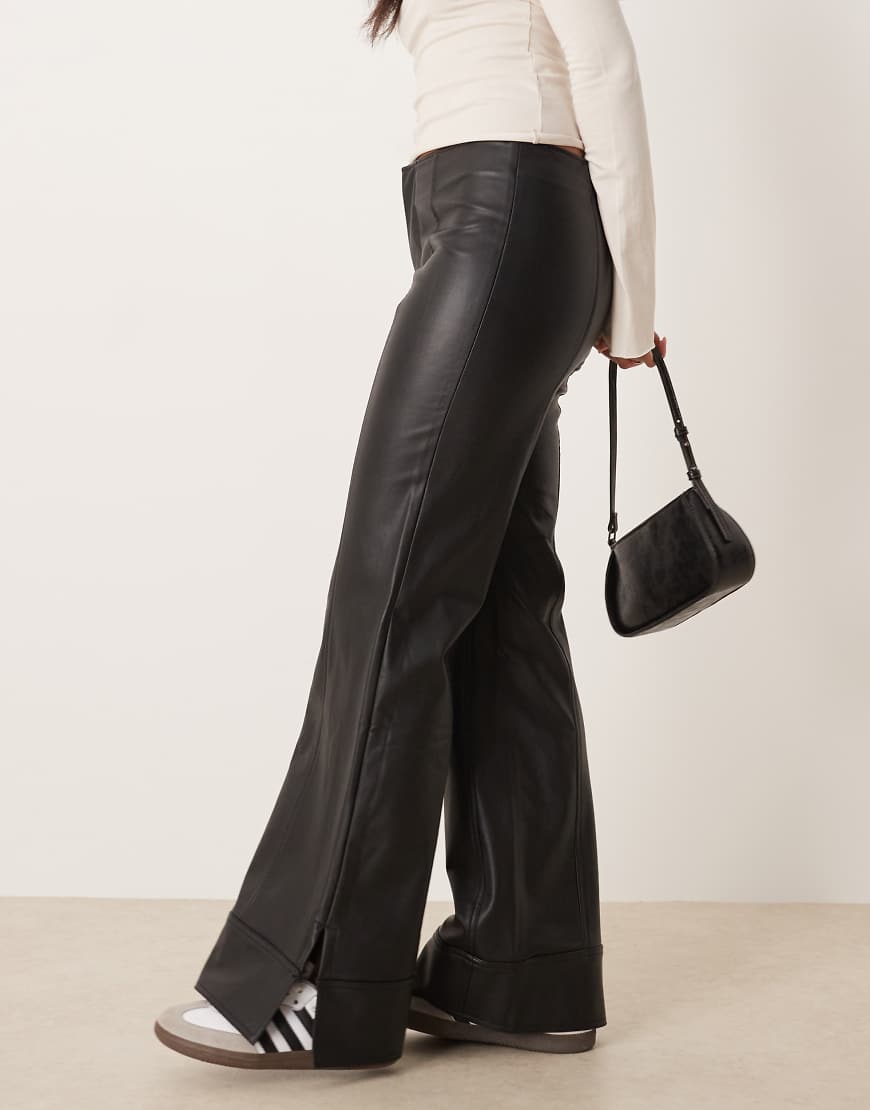 Free People - Glow Up - Ausgestellte Hose aus Kunstleder in Schwarz-Rosa von Free People