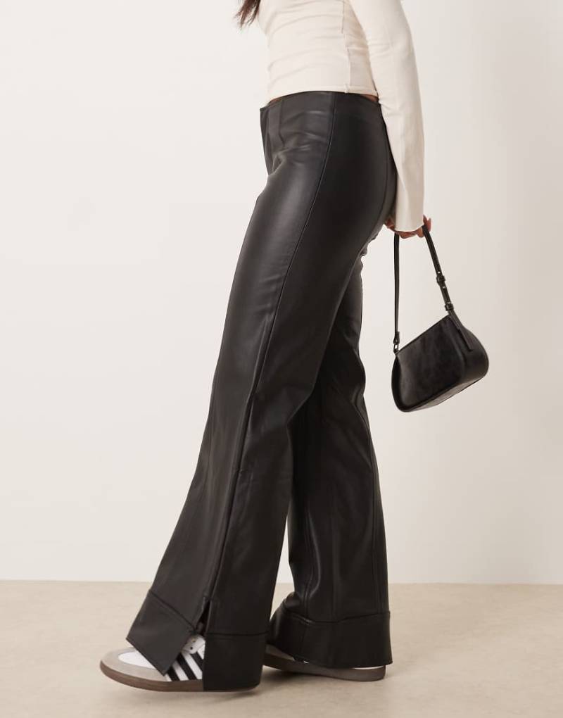 Free People - Glow Up - Ausgestellte Hose aus Kunstleder in Schwarz-Rosa von Free People