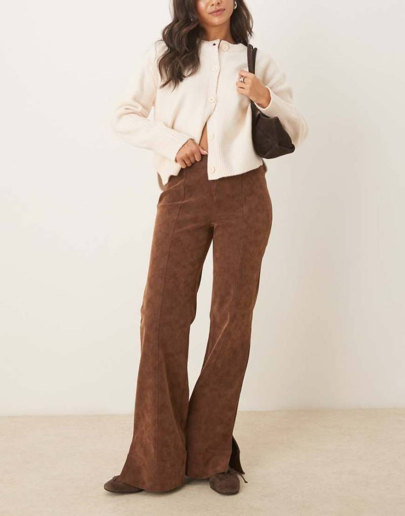 Free People - Glow Up - Schlaghose aus Wildlederimitat in Braun-Weiß von Free People
