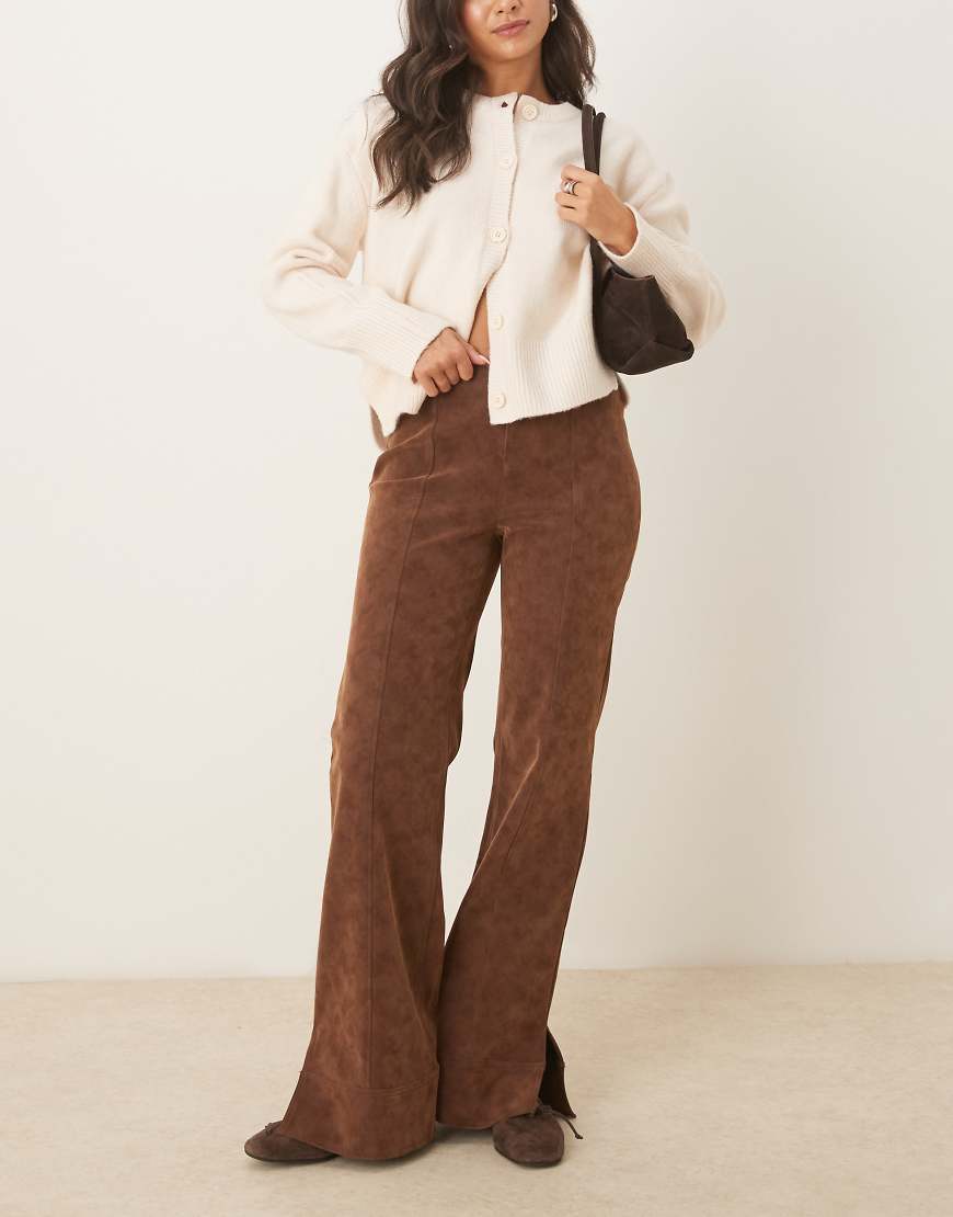 Free People - Glow Up - Schlaghose aus Wildlederimitat in Braun-Weiß von Free People