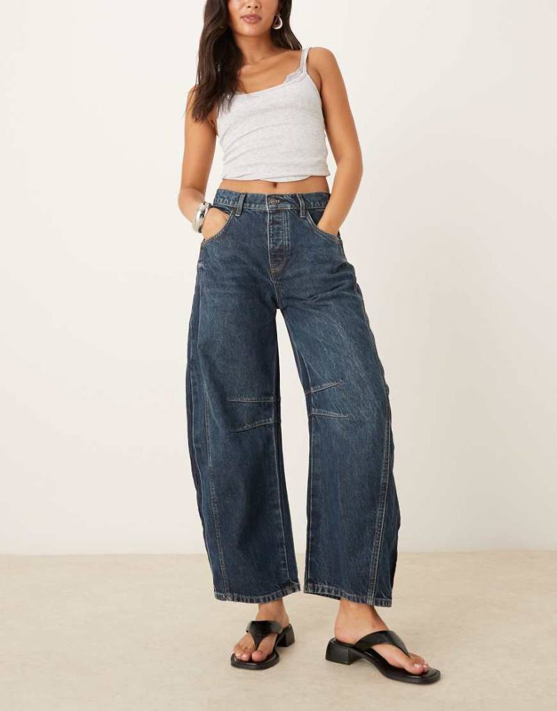 Free People - Good Luck - Jeans in Tiefblau mit mittelhohem Bund und abgerundetem Beinschnitt von Free People