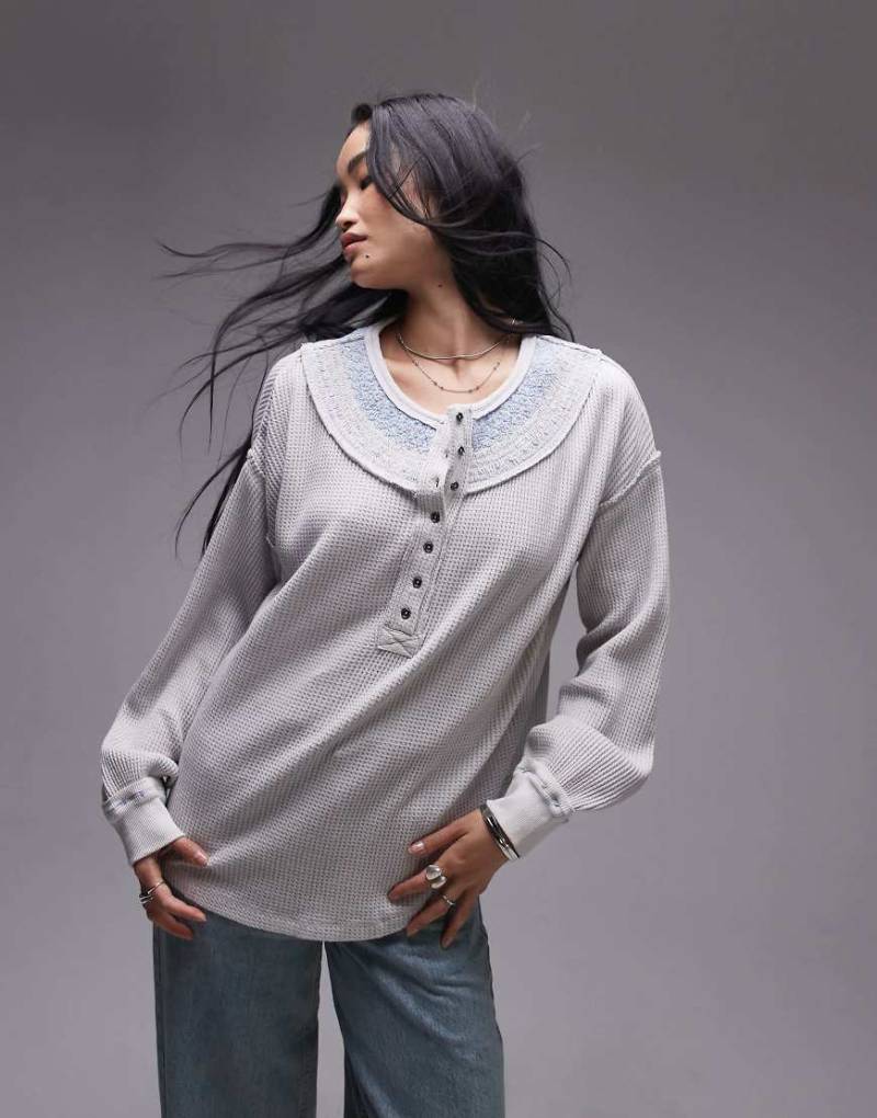 Free People - Henley-Sweatshirt in Heidegrau mit lässigem Schnitt, Waffelstruktur und Nahtdetails von Free People