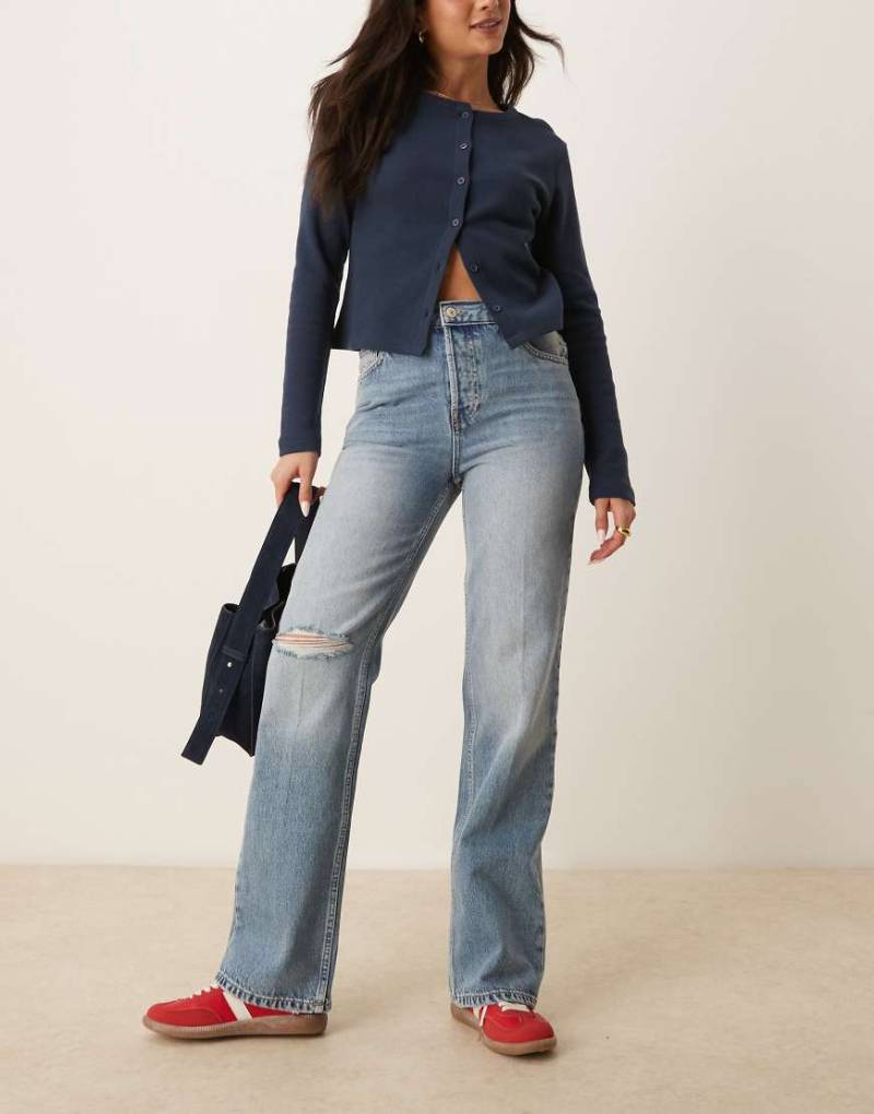 Free People - Holly - Bootcut-Jeans in Cambridge-Blau mit zerrissenen Knien von Free People