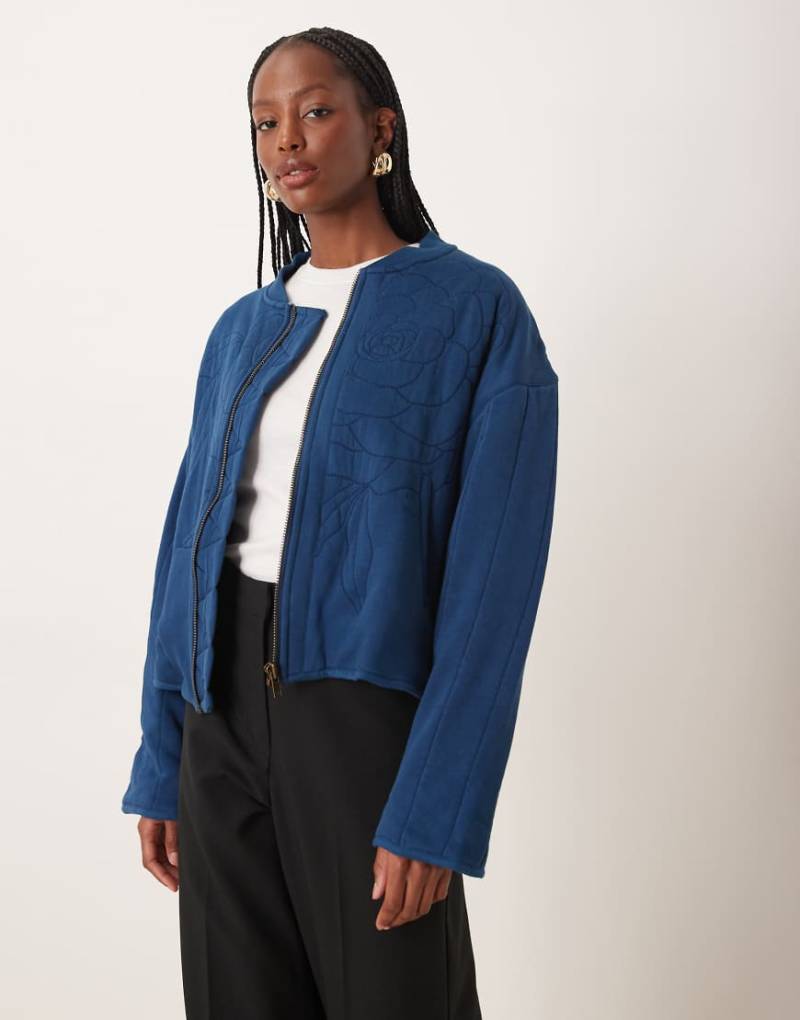 Free People - Jacke in Indigoblau mit Rosen-Steppmuster und durchgehendem Reißverschluss-Marineblau von Free People