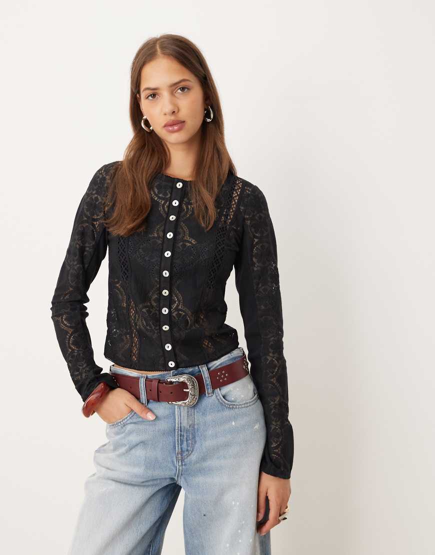 Free People - Jae - Langärmliges Strickoberteil in Schwarz mit durchgehender Knopfleiste von Free People
