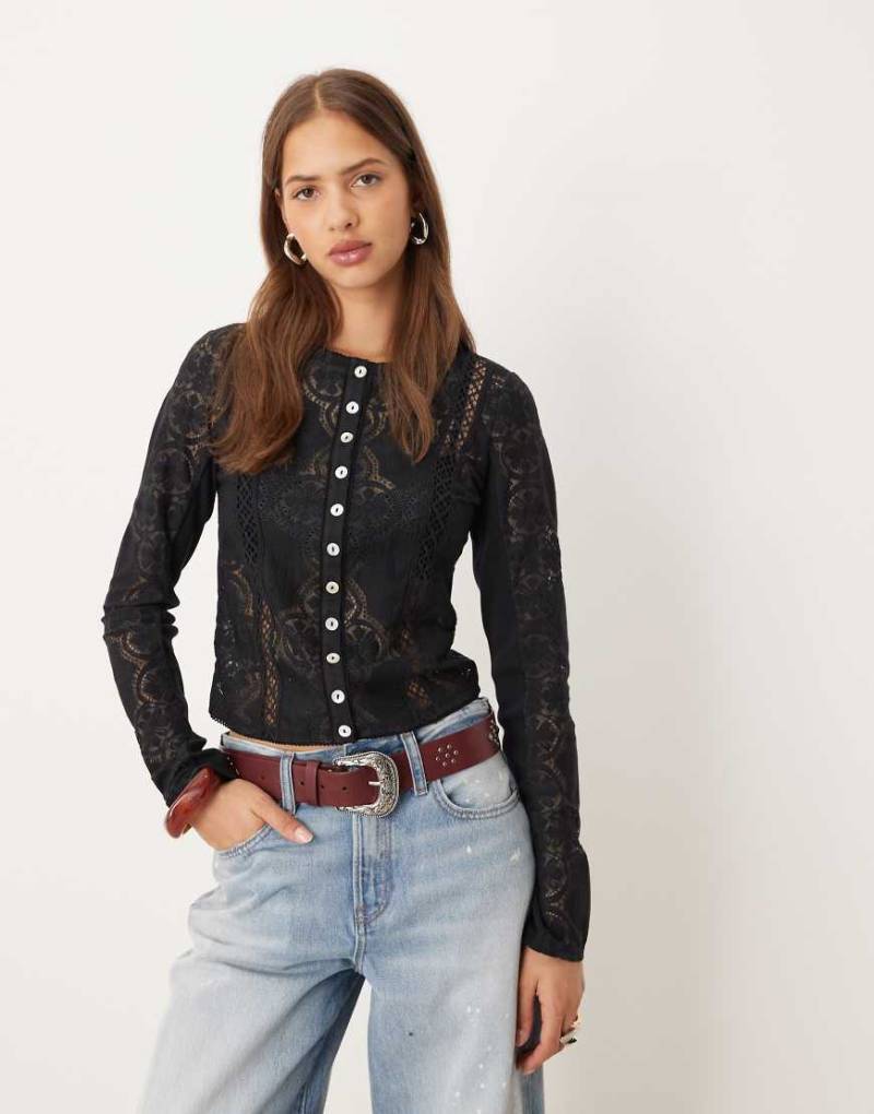 Free People - Jae - Langärmliges Strickoberteil in Schwarz mit durchgehender Knopfleiste von Free People