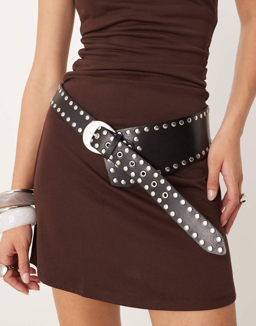 Free People - Jagger - Hüftgürtel in Schwarz mit Nieten von Free People