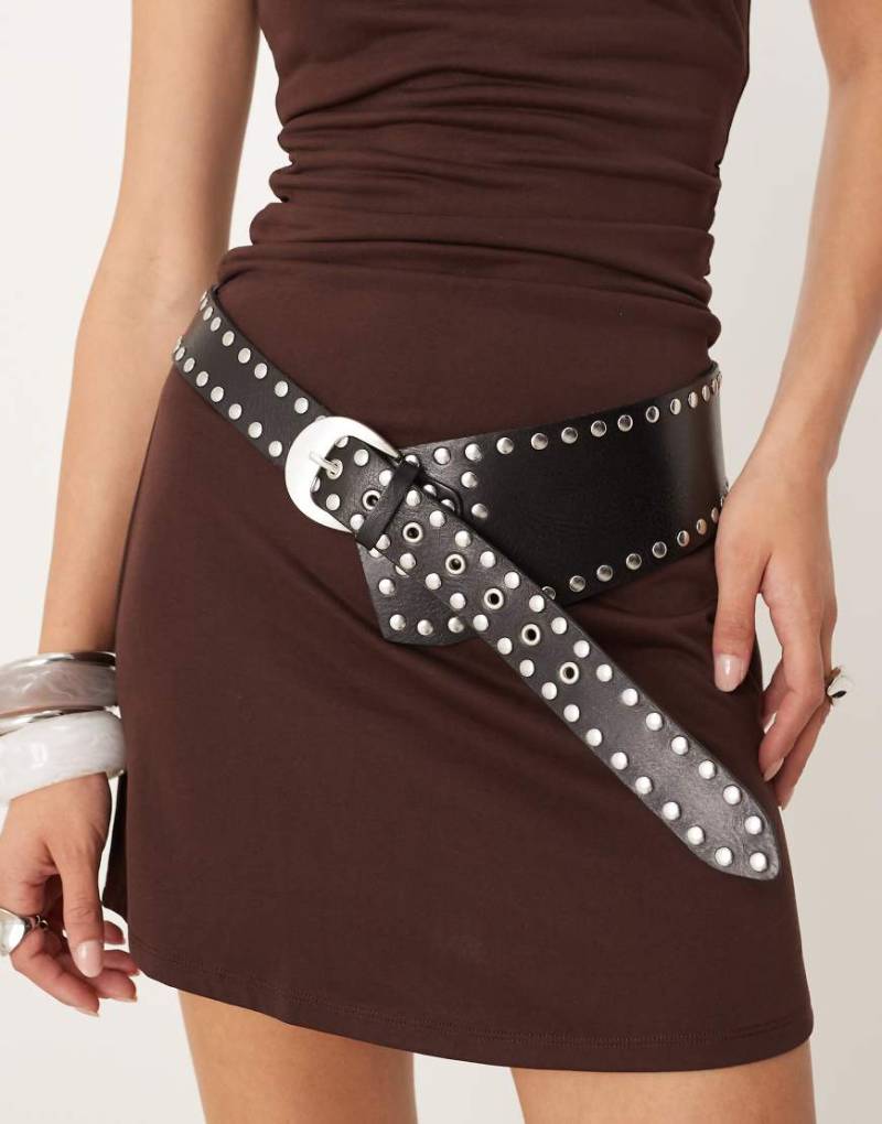 Free People - Jagger - Hüftgürtel in Schwarz mit Nieten von Free People