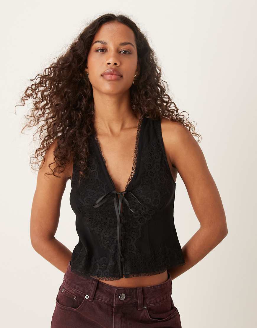 Free People - Jaida - Bestickte Weste in Schwarz mit Bindedetail-Weiß von Free People