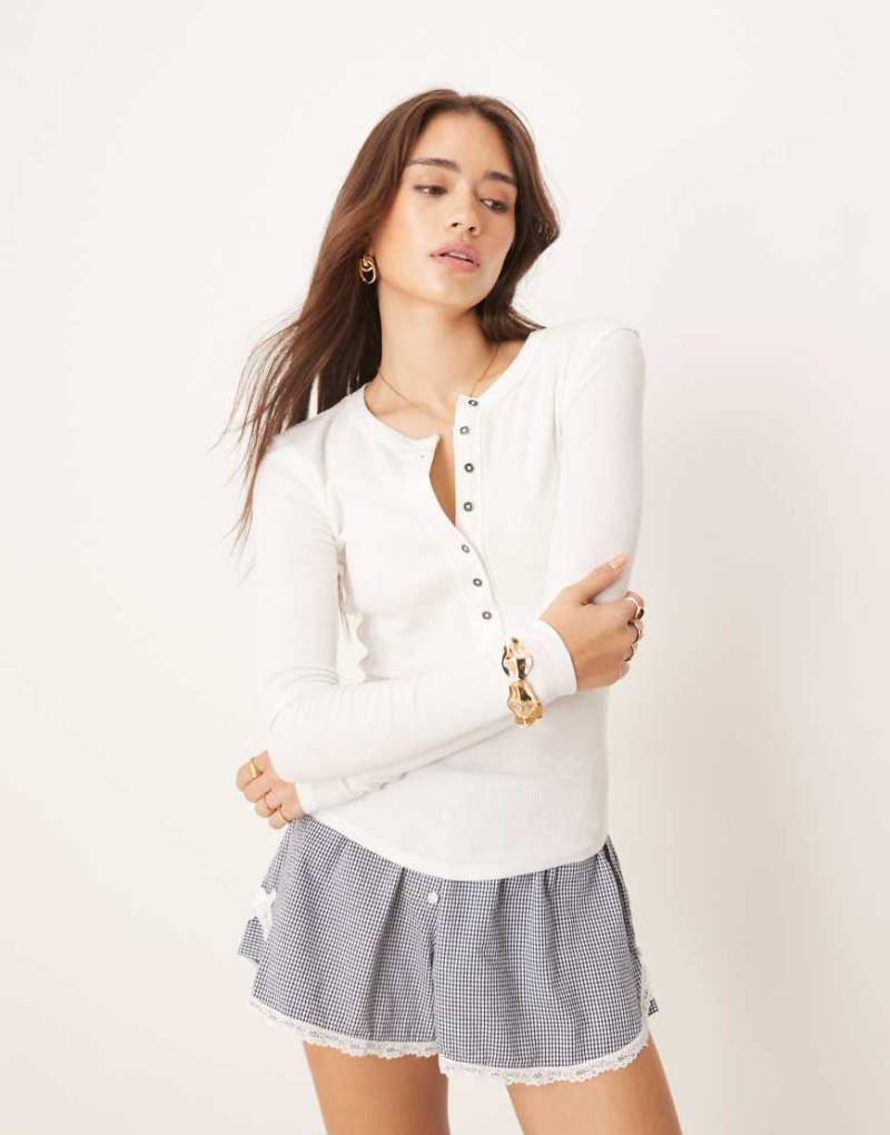 Free People - Jamie - Henley-Oberteil in Elfenbeinweiß mit Knopfleiste von Free People