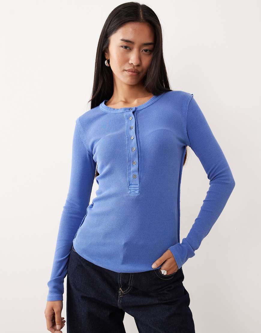 Free People - Jamie - Langärmliges Henley-Oberteil in Cold River mit Knopfleiste-Blau von Free People