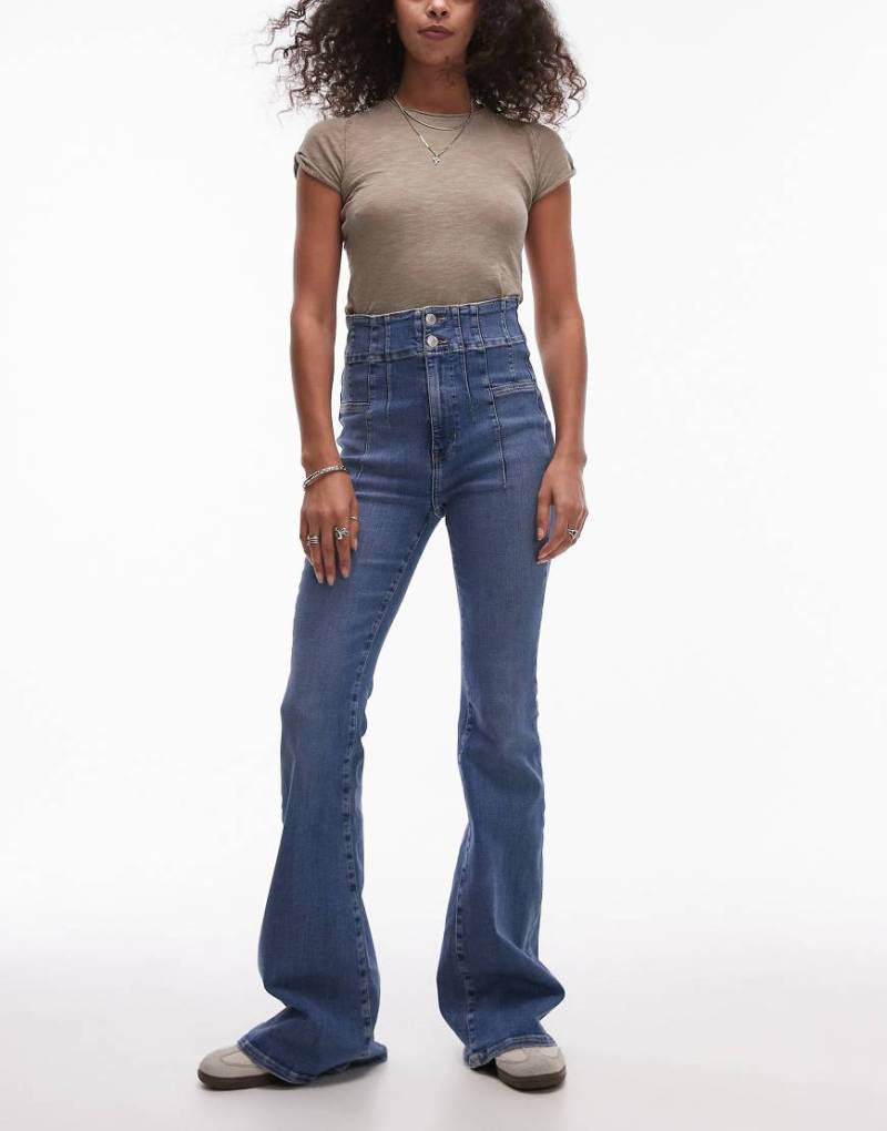 Free People - Jayde - Eng geschnittene Jeans-Schlaghose in Sunburst-Blau mit hohem Bund von Free People