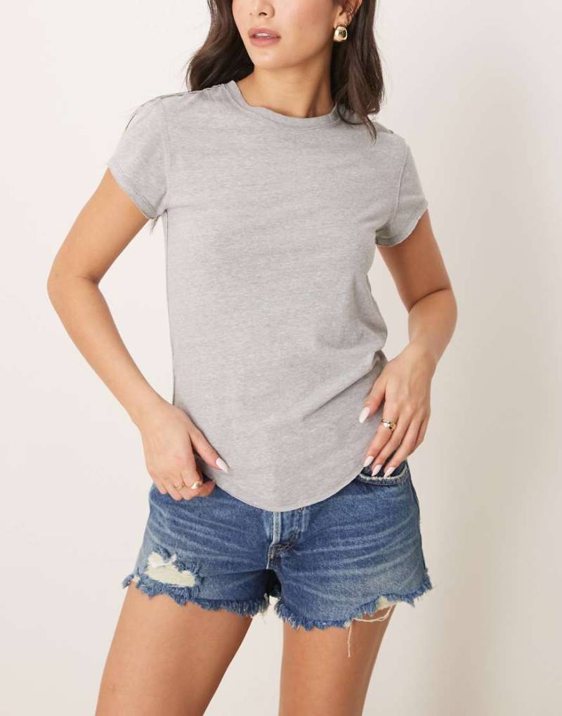 Free People - Knapp geschnittenes T-Shirt in Grau mit Rundhalsausschnitt von Free People