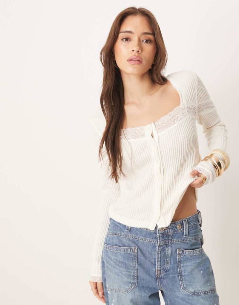 Free People - Lets Party - Strickjacke in Elfenbeinweiß mit Spitzeneinsatz von Free People