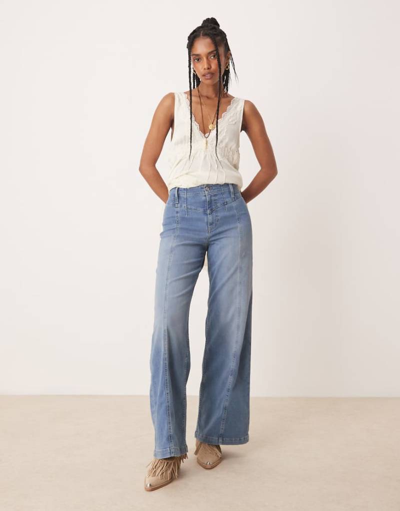 Free People - Libre - Jeans mit weitem Bein in Goodie-Goodie-Blau von Free People