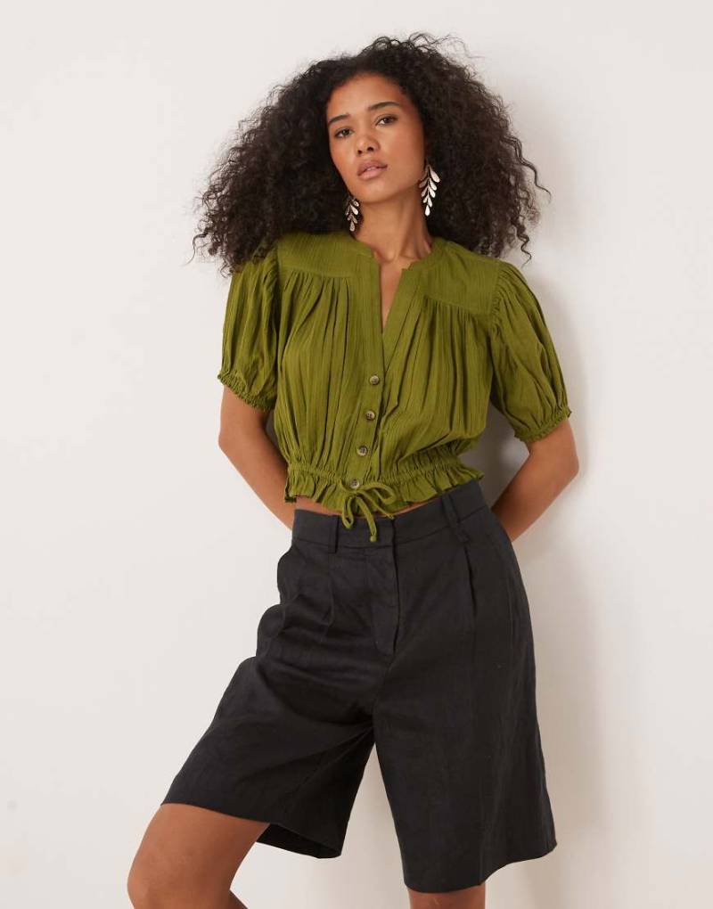 Free People - Little Cloude - Elastische Cropped-Hemdbluse in Torfmoos-Grün von Free People