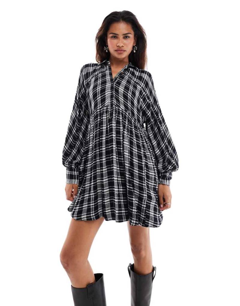 Free People - Locker geschnittenes Mini-Hemdkleid in Schwarz mit Karomuster von Free People