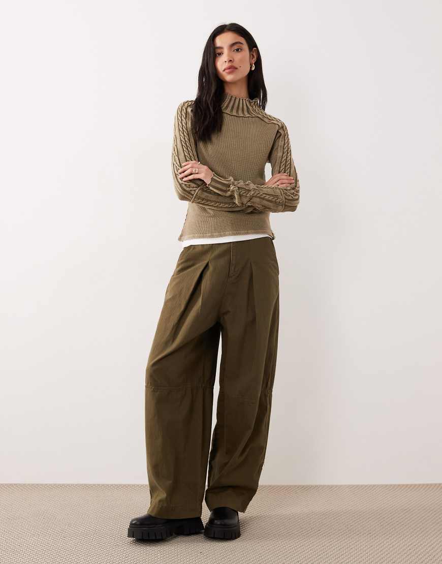 Free People - Luftiges, geripptes Strickoberteil in Khaki mit hohem Ausschnitt und langen Ärmeln-Grün von Free People