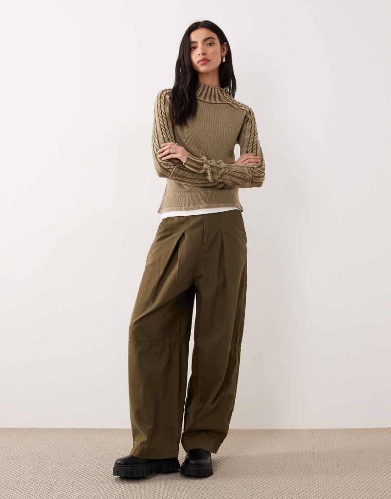Free People - Luftiges, geripptes Strickoberteil in Khaki mit hohem Ausschnitt und langen Ärmeln-Grün von Free People
