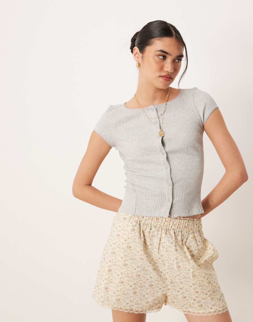 Free People - Most Wanted - Durchgeknöpftes T-Shirt in meliertem Grau Free People - Most Wanted - Durchgeknöpftes T-Shirt in meliertem Grau von Free People