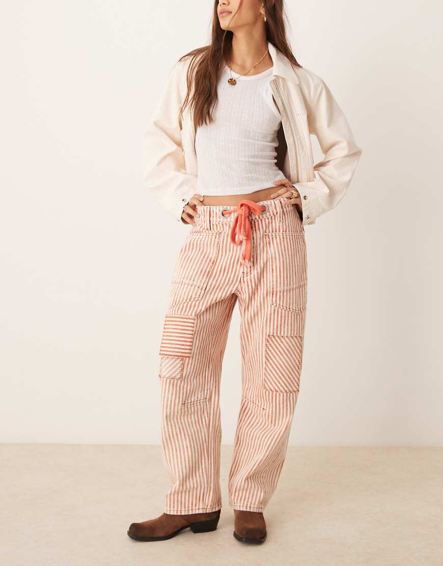 Free People - Moxie - Jeans in Rot mit Hickory-Streifen und Bindegürtel von Free People
