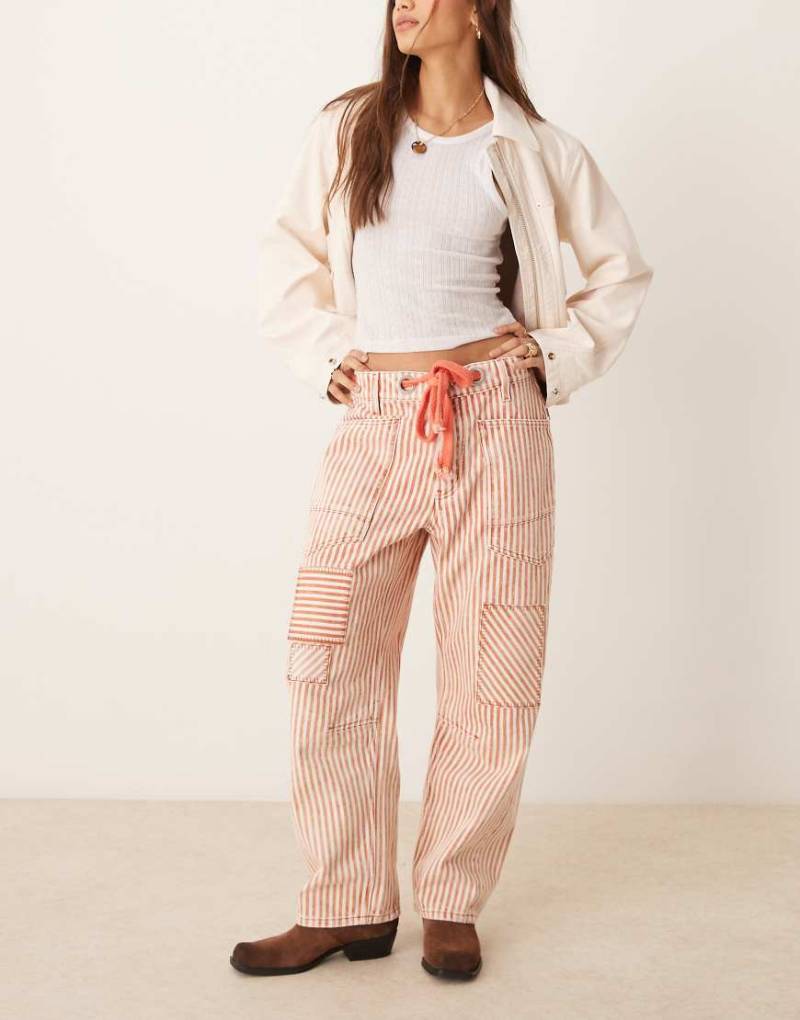 Free People - Moxie - Jeans in Rot mit Hickory-Streifen und Bindegürtel von Free People