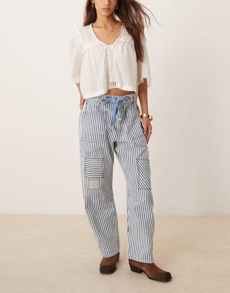 Free People - Moxie - Jeans in Schieferblau mit Hickory-Streifen und Bindegürtel von Free People