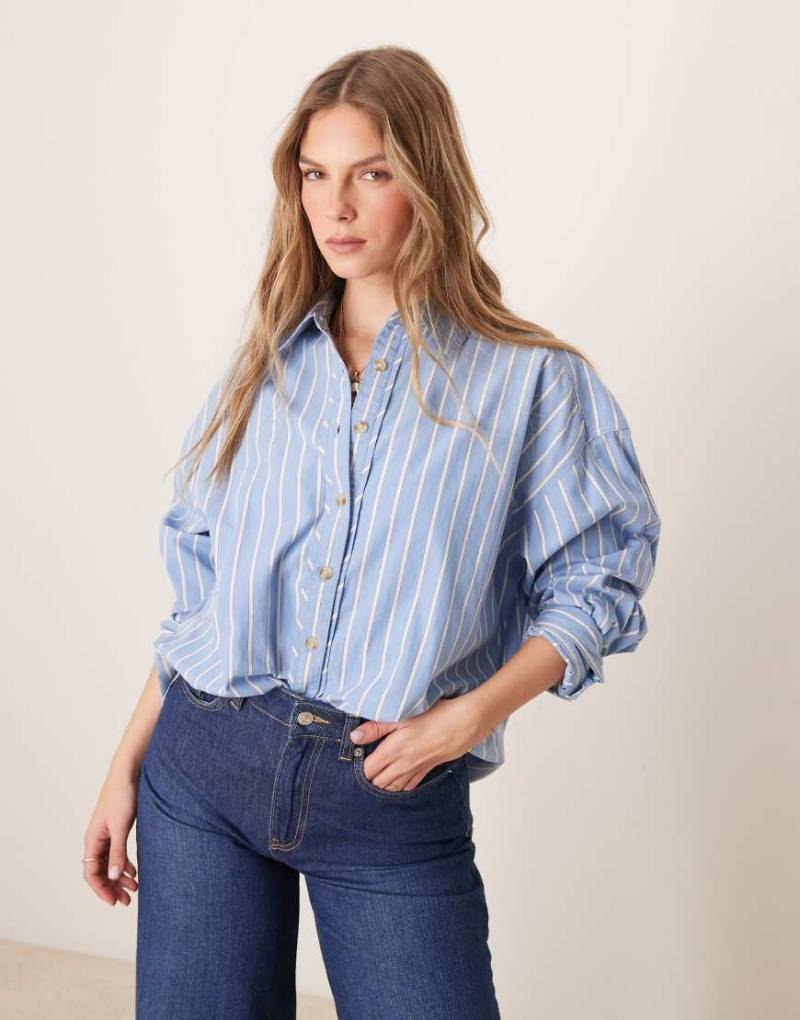 Free People - Oversize-Hemd in College-Stil in Blau gestreift von Free People
