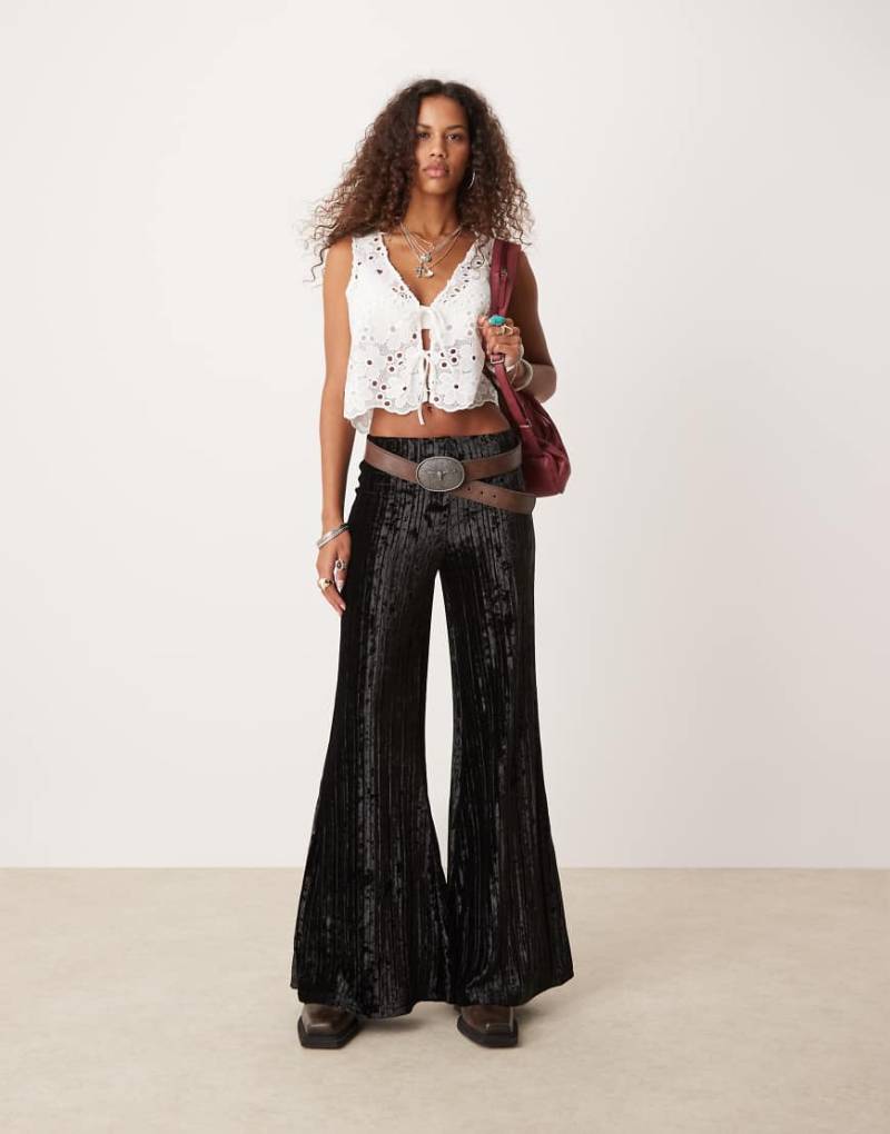 Free People - Plissierte Hose aus Crinkle-Samt in Schwarz mit weitem Bein von Free People