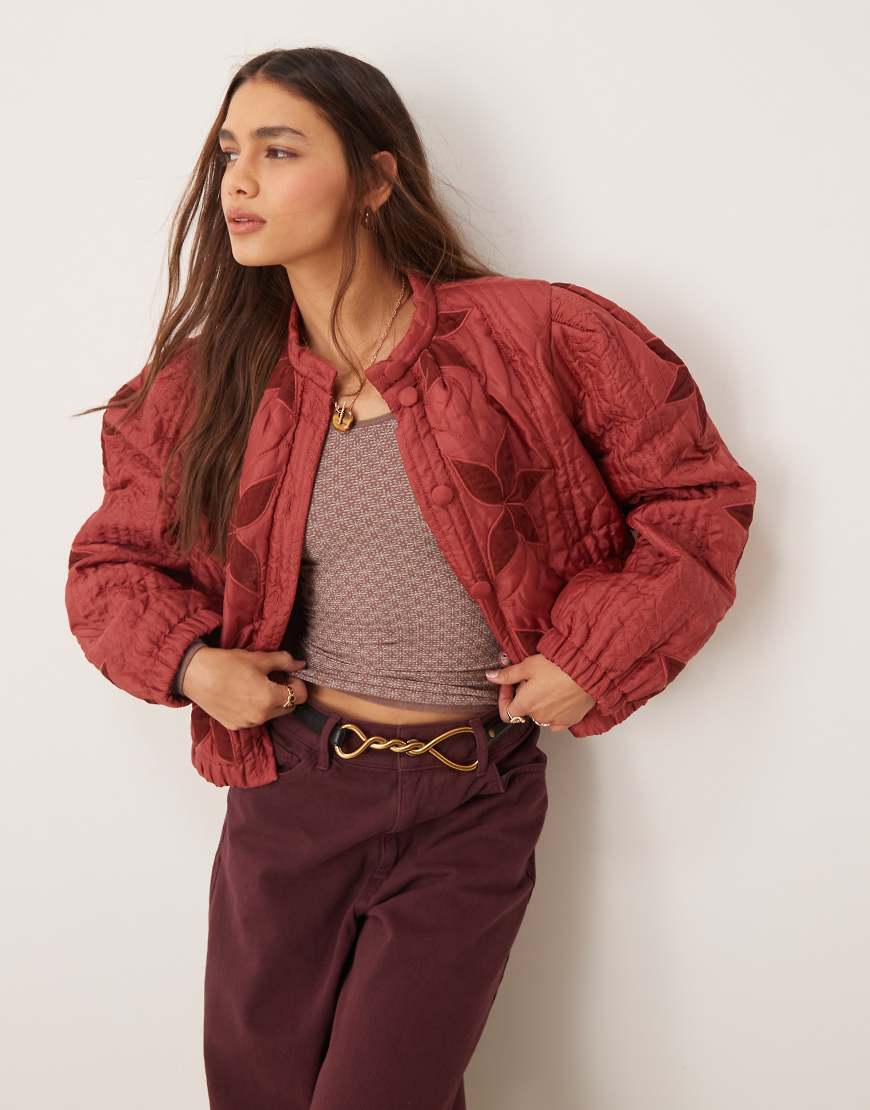 Free People - Quinn - Gesteppte Patchwork-Jacke in Marsala-Rot von Free People