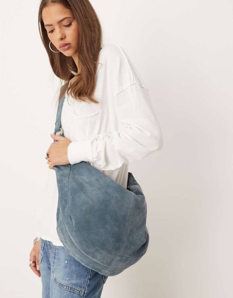 Free People - Roma - Tragetasche aus Wildleder in Schieferblau von Free People