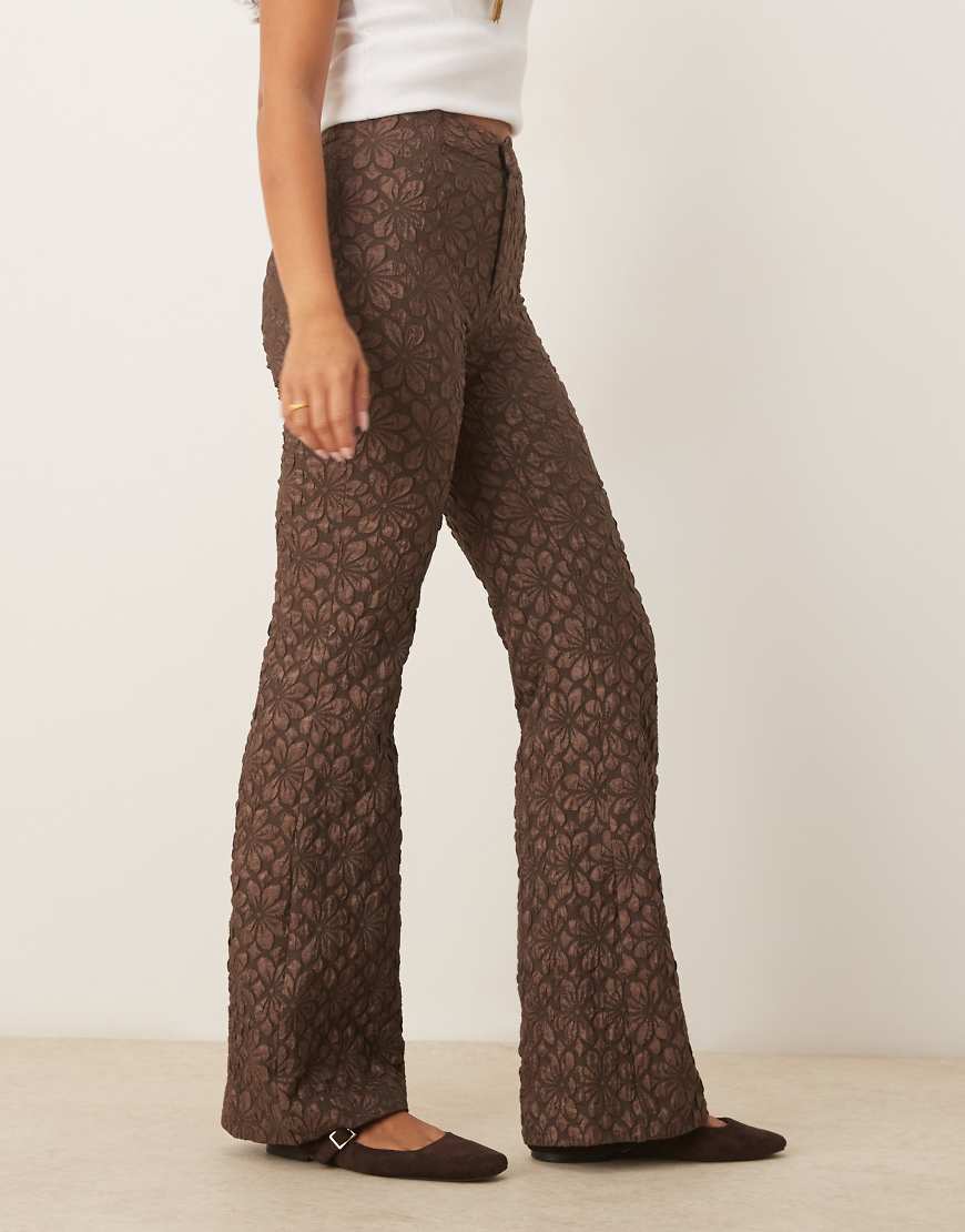 Free People - Runway - Schlaghose in französischen Schokobraun mit Blumenmuster-Brown von Free People