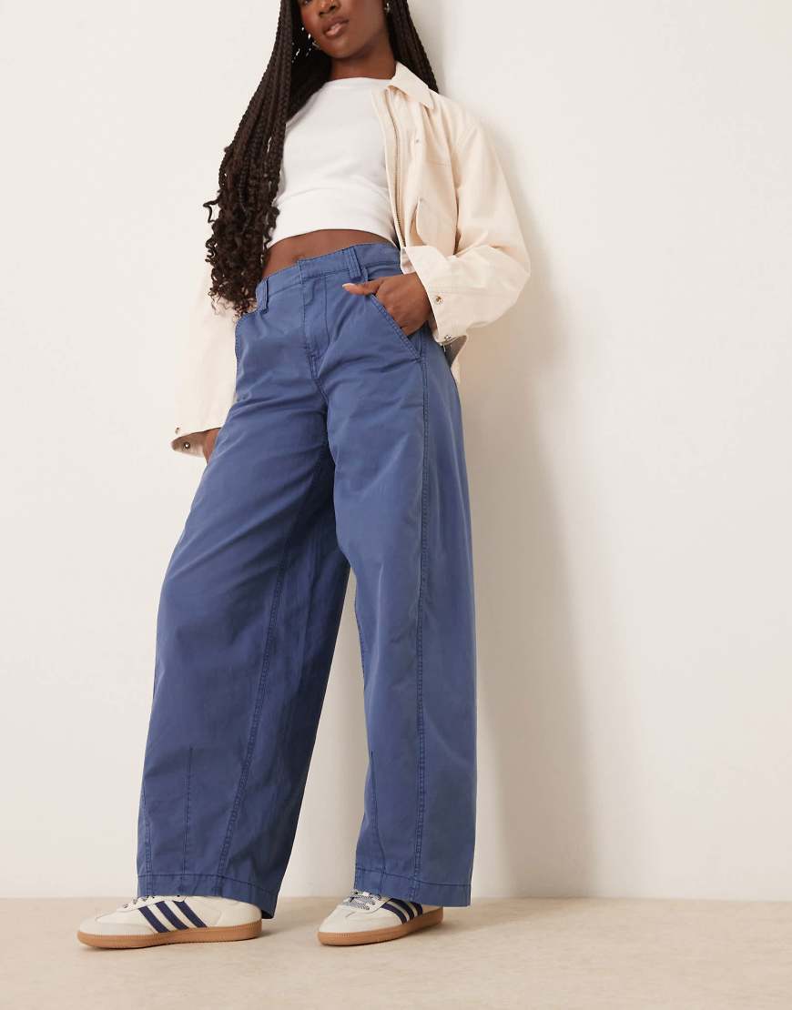Free People - Rylee - Lässig geschnittene Chinohose in Jeansblau Free People - Rylee - Lässig geschnittene Chinohose in Jeansblau von Free People