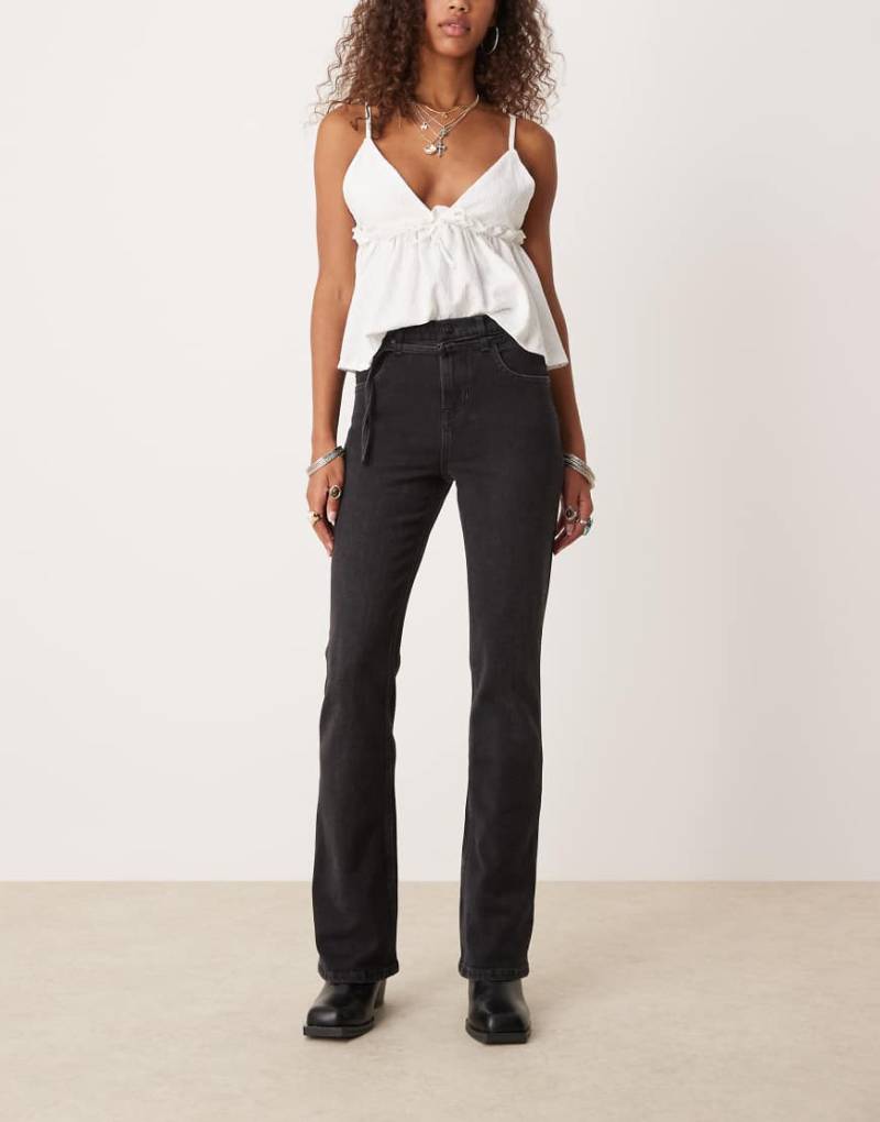 Free People - Sabine - Jeans in verwaschenem Schwarz mit lockerem, geradem Schnitt und Gürtel von Free People