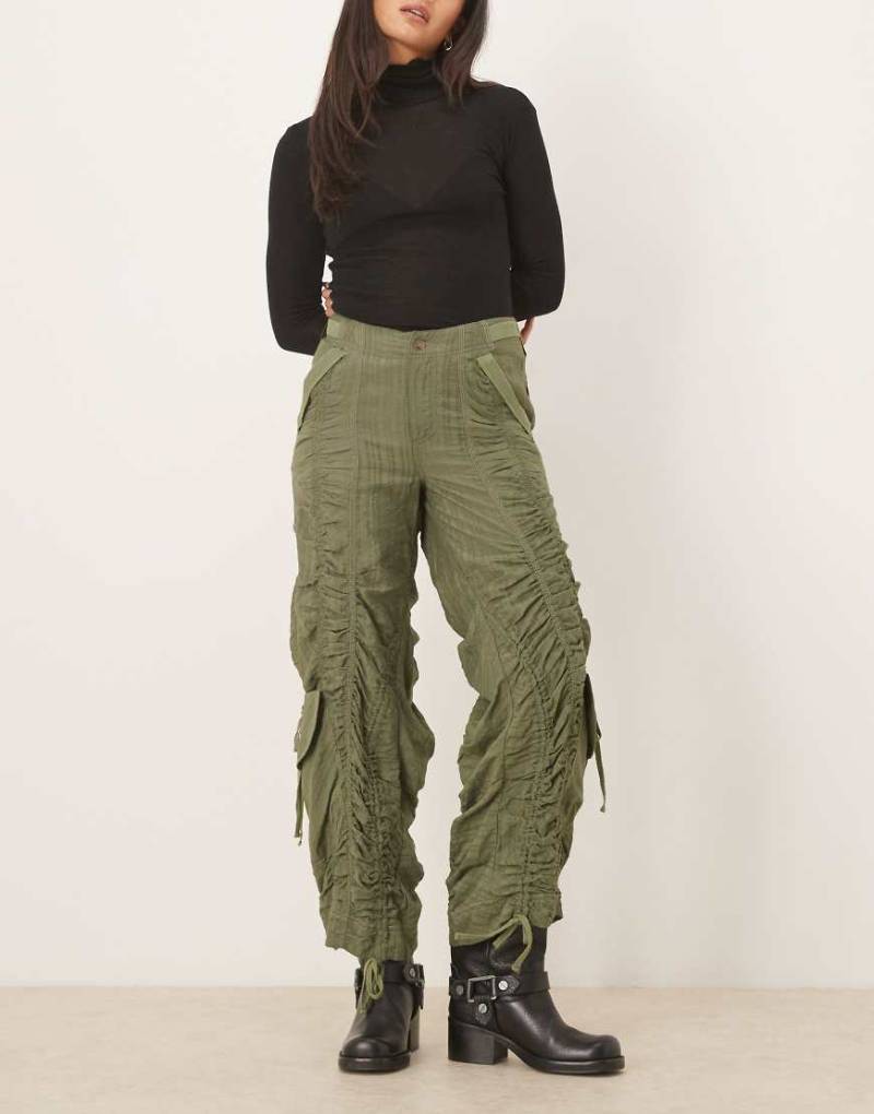 Free People - Scorpio - Gesmokte Hose in Khaki-Grün von Free People