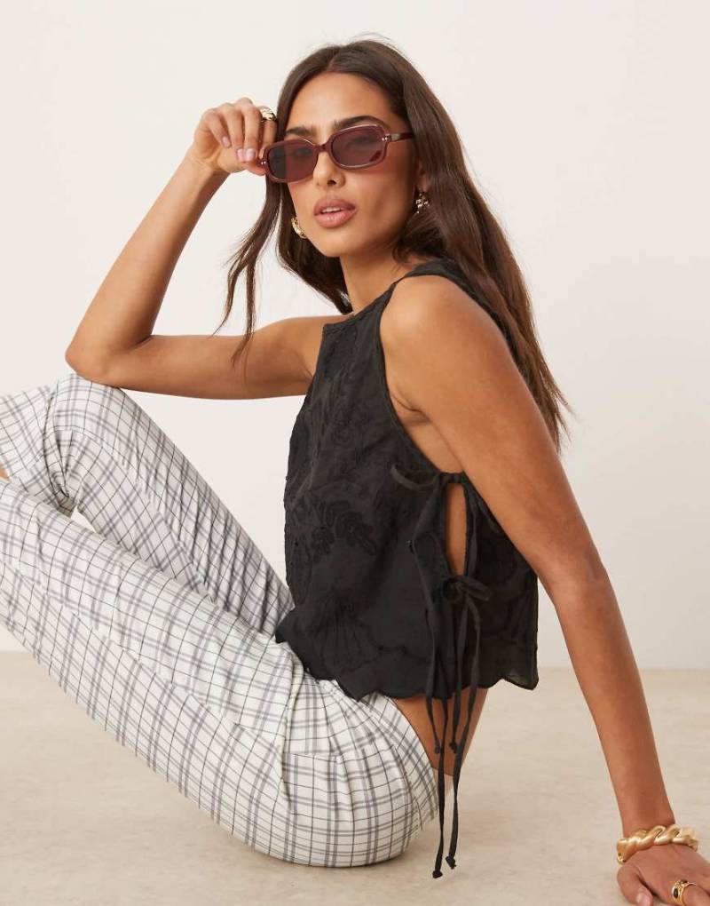 Free People - Seitlich gebundenes Tanktop in Schwarz mit Stickerei von Free People