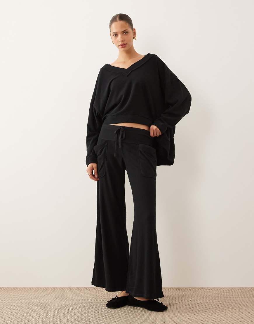 Free People - Staycation - Lounge-Hose in Schwarz mit weitem Bein, Kombiteil Free People - Staycation - Lounge-Hose in Schwarz mit weitem Bein, Kombiteil von Free People