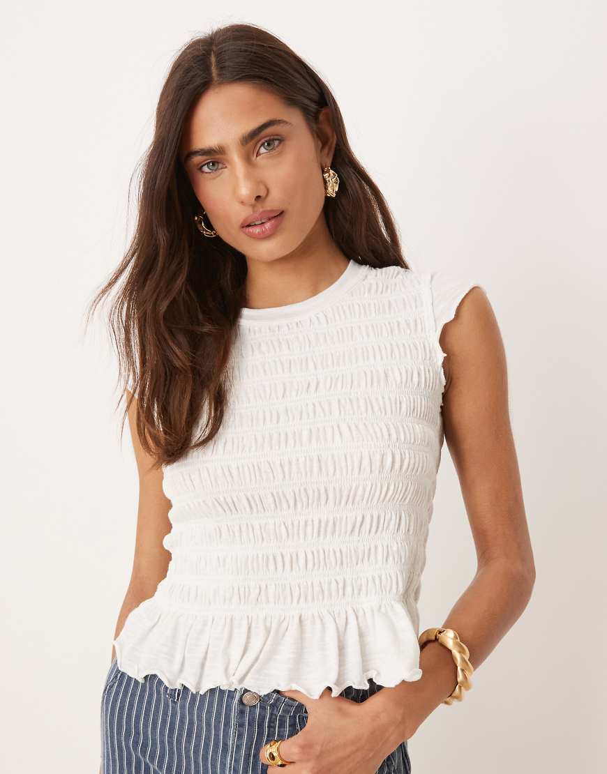 Free People - Sylvie - Gesmoktes T-Shirt in Elfenbein-Weiß von Free People