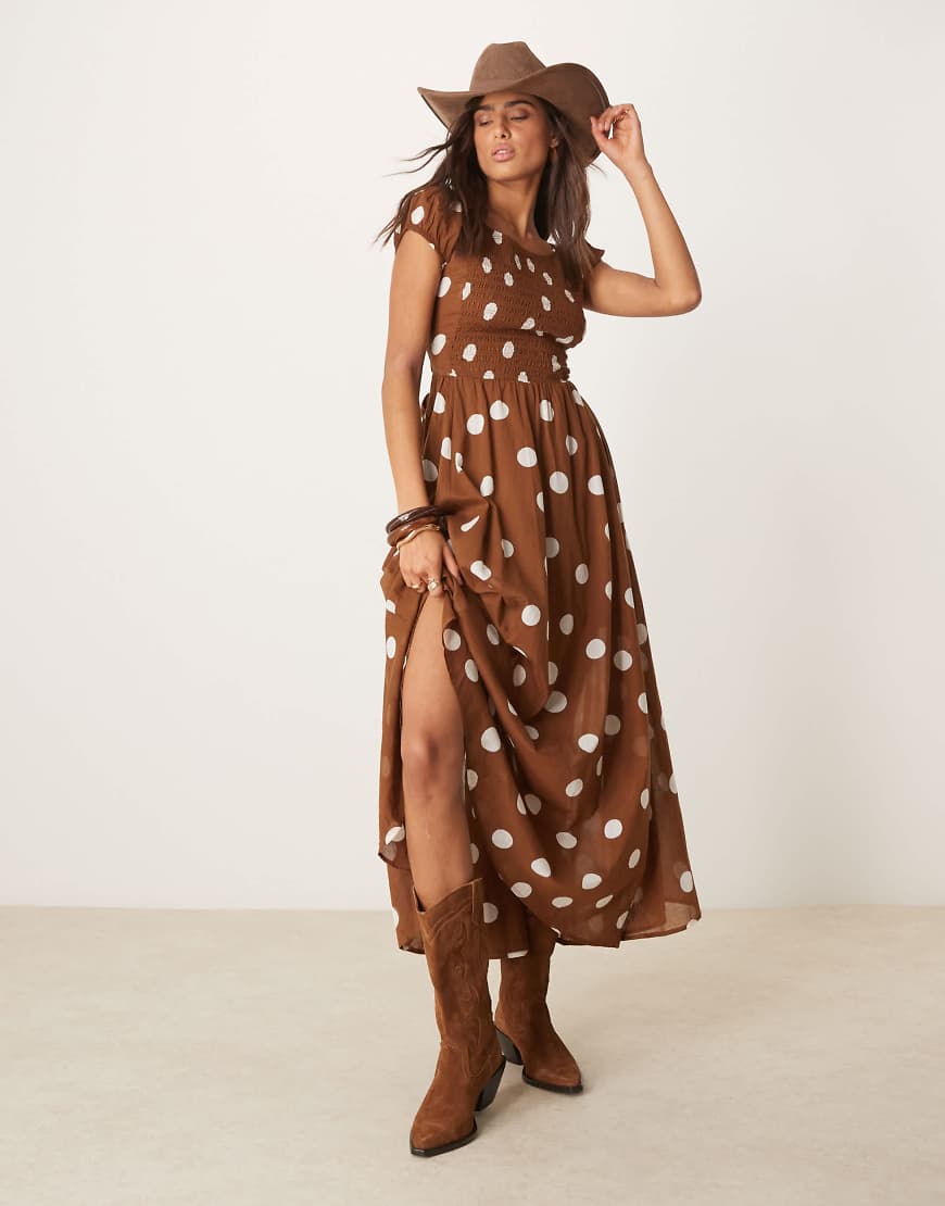 Free People - Ultraviolet - Wadenlanges Kleid in Eichenbraun mit Punktemuster und geraffter Brustpartie-Weiß von Free People