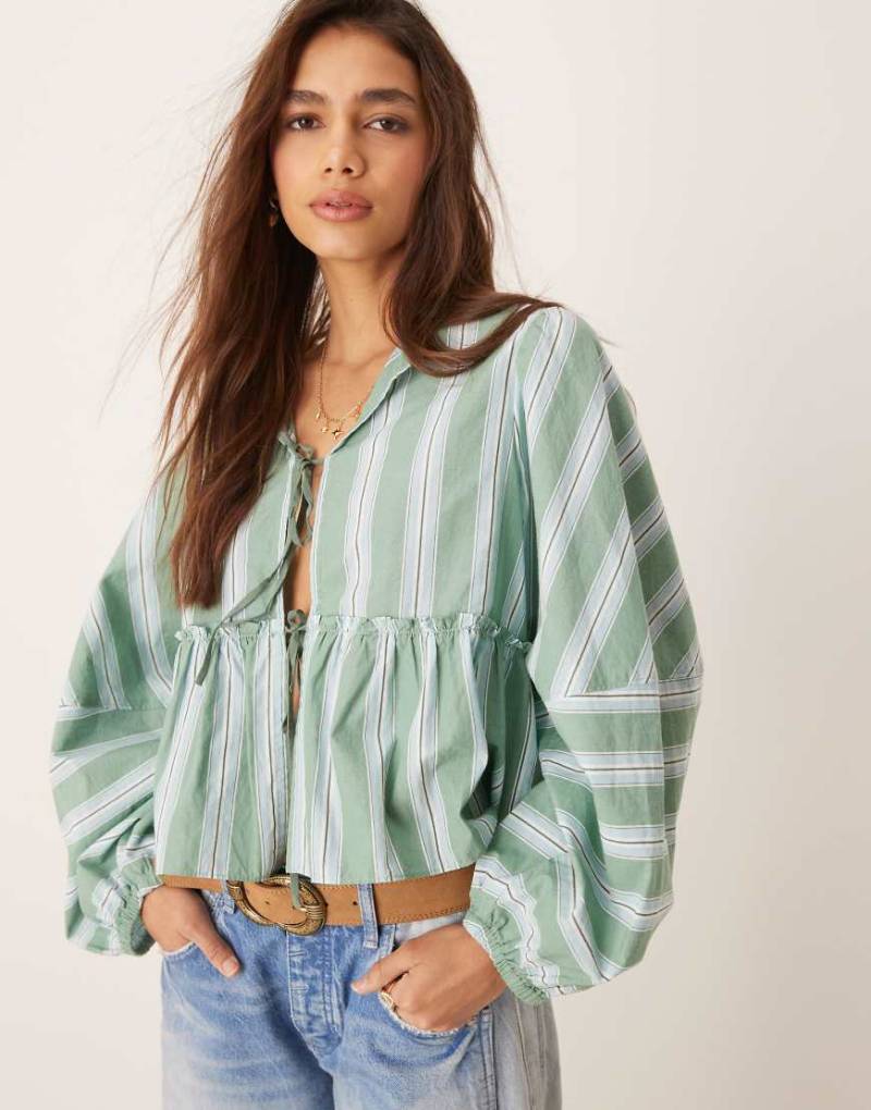 Free People - Vorne gebundene, gestreifte Bluse in Grün von Free People