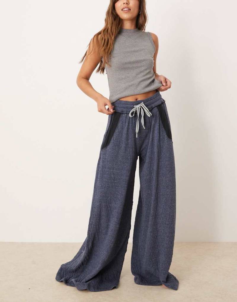 Free People - Wait A Minute - Lounge-Hose aus weichem Chambray mit weitem Bein-Blau von Free People