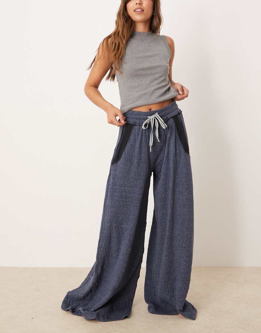 Free People - Wait A Minute - Lounge-Hose aus weichem Chambray mit weitem Bein-Blau Free People - Wait A Minute - Lounge-Hose aus weichem Chambray mit weitem Bein-Blau von Free People