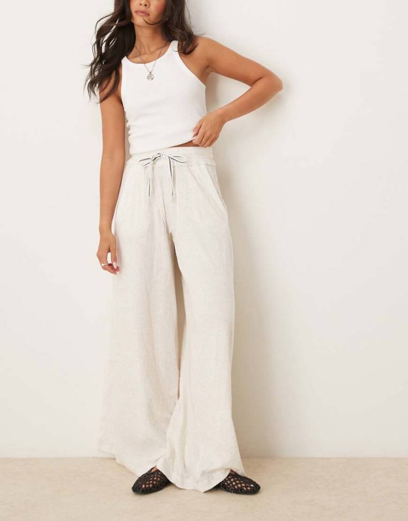Free People - Wait A Minute - Lounge-Hose in Haferbeige mit weitem Bein-Weiß von Free People