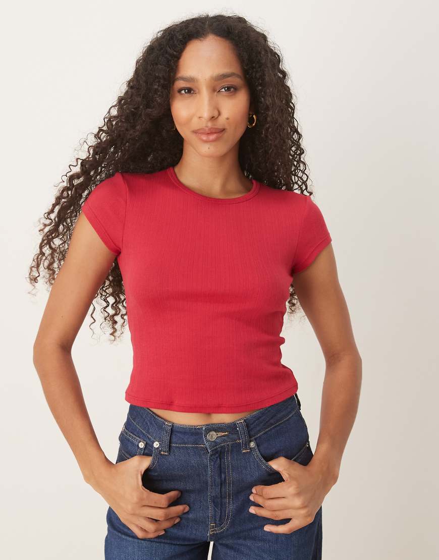 Free People - Wait a Minute - Knapp geschnittenes Pointelle-T-Shirt in Lippenstift-Rot von Free People