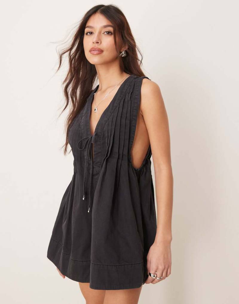 Free People - Webster - Playsuit in gewaschenem Schwarz mit Bindedetail vorn von Free People